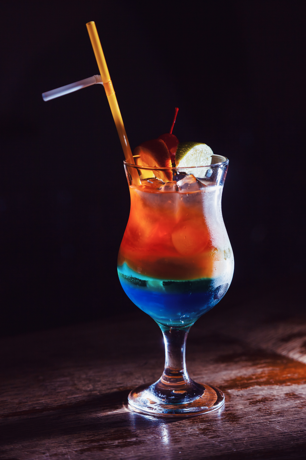 酒吧鸡尾酒中的点睛之笔 酒精饮料与樱桃、酸橙片、柠檬的完美邂逅