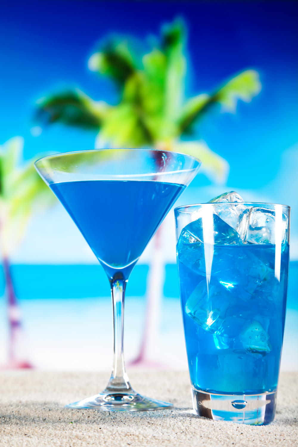 海滩风情与酒精饮料 天然色彩的完美融合